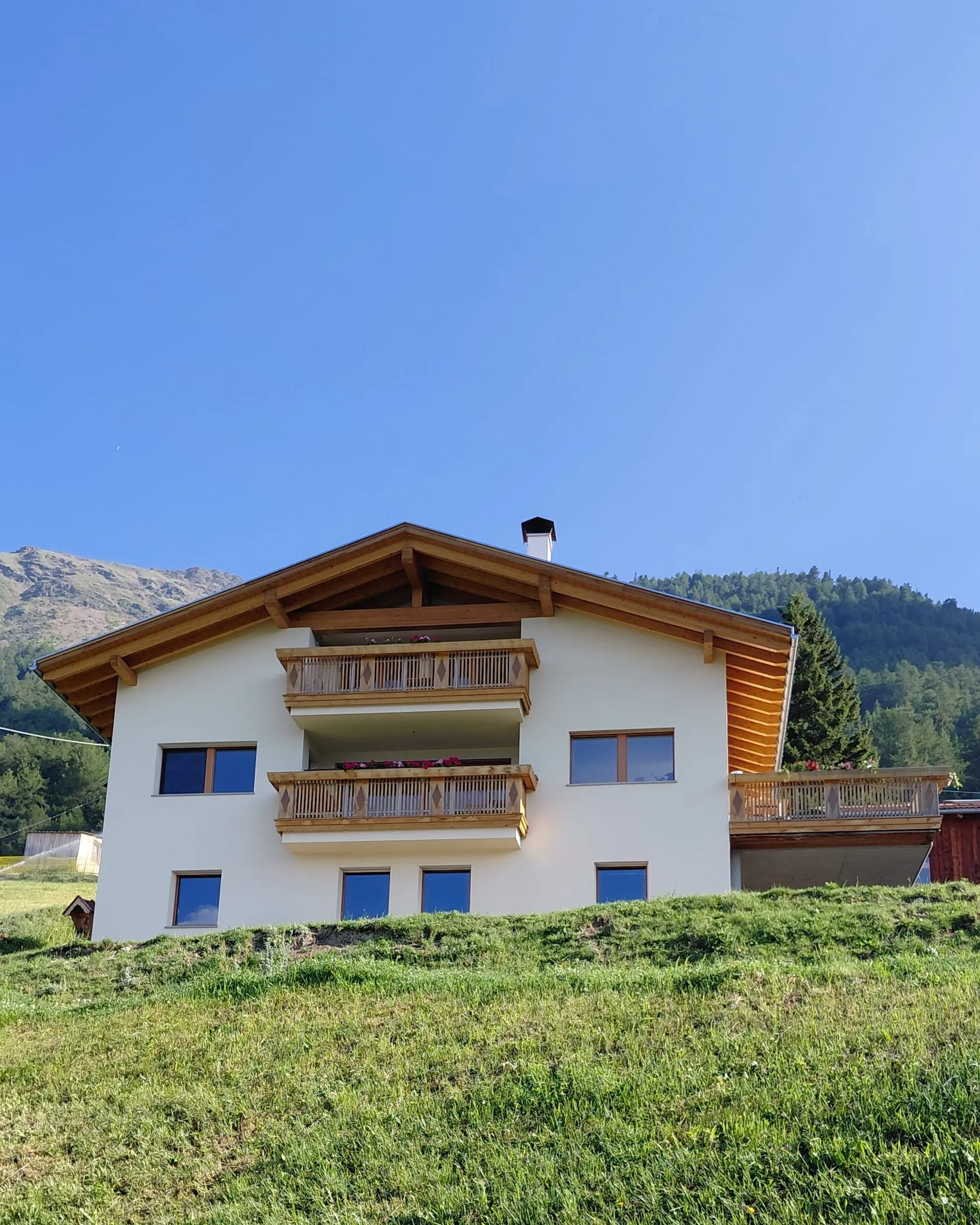Der Frinighof in den Bergwiesen oberhalb des Vinschgaus