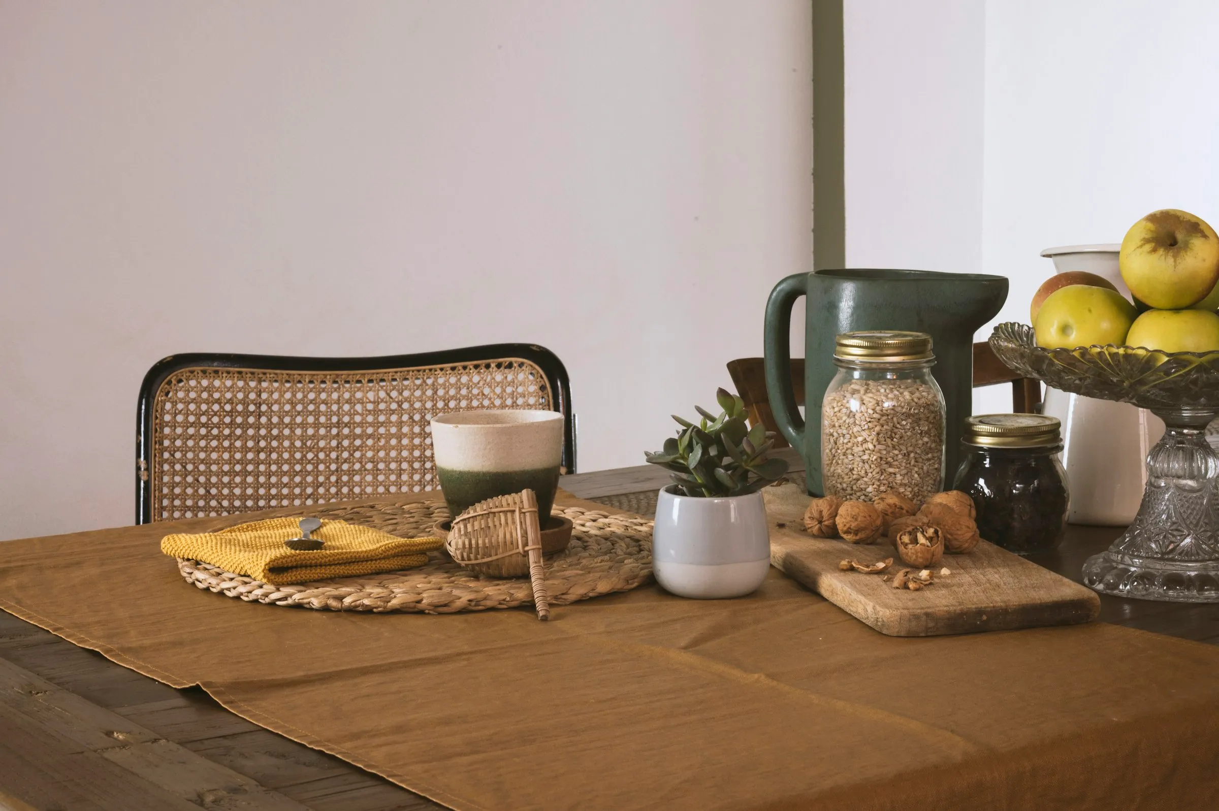 Frühstück mit regionalen Produkten am Balkon